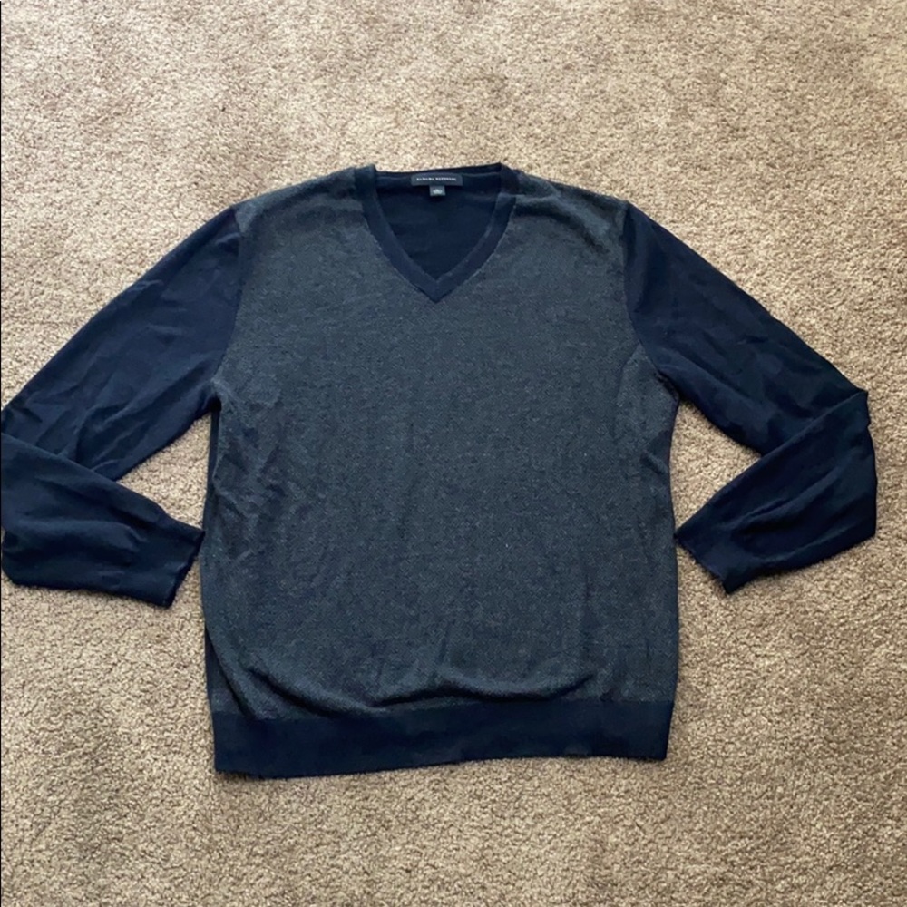 Banana Republic worn 1x gray v-neck sweater, L